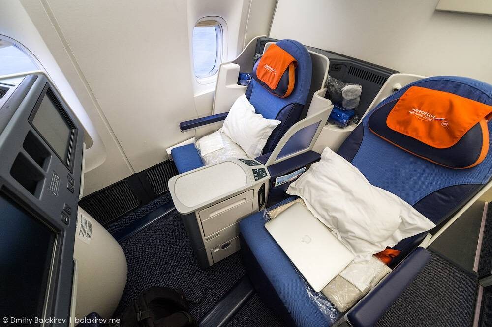 Первый раз в бизнес-класс. Зарегистрировалась я на рейс Симферополь - Москва компании "Аэрофлот. Российские авиалинии" менее, чем за сутки, тогда когда хорошие места были уже заняты. Пришлось брать место в самом конце, кажется 31а. 
На посадку пришла одна из последних, не люблю стоять в очереди. Выяснилось, что мне поменяли место. Бросилась в глаза литера "С". "Неудачно. У прохода" - подумала я. 

При входе в самолёт, красивая стюардесса вслух проговорила: "4С.У прохода"... 4? Это же бизнес-класс!!! Компенсация страдания по закончившемуся отпуску..

Большинство из нас летает эконом классом и, постоянно задаются вопросом: что там за закрытой шторкой, отделяющей два класса комфортности. 

Итак. Кресло. Широченное, мягкое и удобное, как массажные кресла yamoguchi (посмотреть, как правильно писать). В комплекте мягкая подушка, плед. Выдали меню и винную карту. Неужели возможно все это великолепие на борту самолёта? 

Взлетели. Одна из стюардесс пошла по салону. Подошла к каждому, представилась: Елена. Спросила, как можно к Вам обращаться? Людмила. Спросила буду ли я завтракать и что выбрала себе на завтрак. 
Взяла любимый омлет и вино, рекомендованное в меню к закусками. Шардоне редко когда подводит. А, эту марку крымских вин я даже не видела. Забегая вперёд, повторила - выпила два бокала чудесного вина. 
Принесли горячие влажные полотенца - так делают в лучших японских ресторанах. 
Потом были закуски - сыры с конфитюром. Ммм... Лучшего сочетания с солнечным вином придумать невозможно!!!
Съела всё до крошки.
Восхитительный омлет со шпинатом и сыром, куриная сосиска гриль, запечённый перец... Это со вторым бокалом вина.
Чашечка кофе с молоком с булочкой Брецель и вкуснейшим джемом...
Извините, на йогурт меня уже не хватило..

Заботливые красавицы в красных костюмах окружали вниманием: Вам чего-нибудь ещё? Извините, омлет не до конца подогрелся. Можете подождать пару минут? Турбулентность. Кофе расплескивается? Повторить вина?

Помните, в старом фильме с молодой Голубкиной и Борисовым, про кафе "Одуванчик", один из героев говорит: "А вы знаете, что они улыбаются не Вам, а за деньги? “. Девочки, спасибо, что улыбаетесь, что заботитесь (не важно по какой причине). Я первый раз в бизнес-классе и подумываю о том, что в следующие поездки, я хочу к вам на крыло или под крылышко.. 

Сегодня мне предстоит ещё 7 часов ожидания в аэропорту Шереметьево, а потом ещё 7 часов полёта до Хабаровска. Кому молиться о продолжении чуда бизнес-комфорта? 

Из того же фильма, песенка "Добрый вечер! А что это значит? Значит, день был по Доброму начат...").
Мой день начался просто восхитительно!!!
"🎶Он преумножит счастливые дни..."
23.08.2021