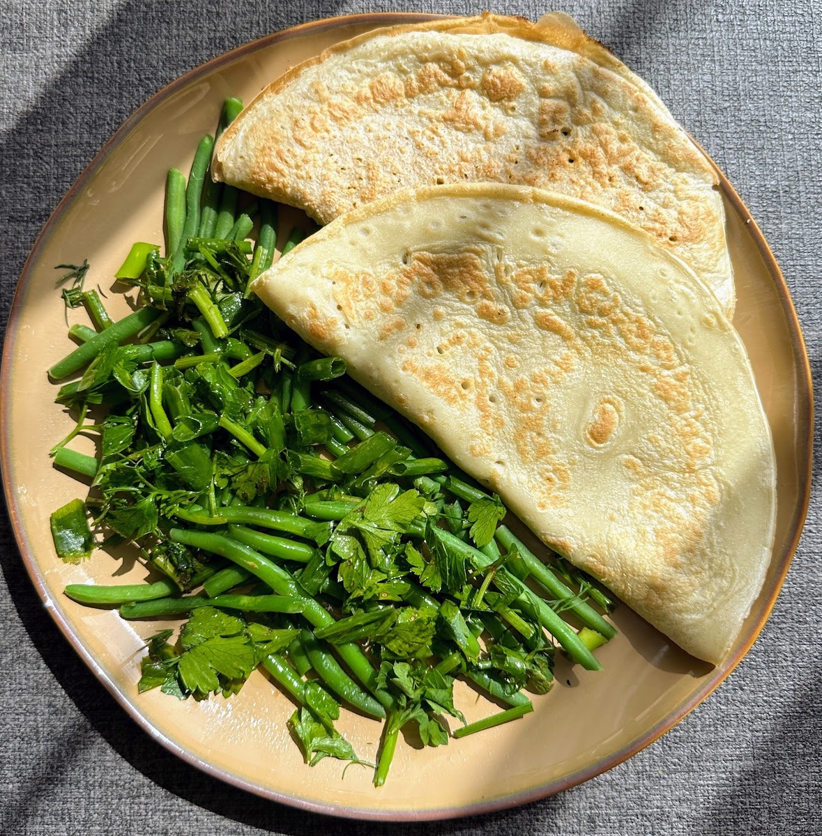 Овсяноблины "Тренерские" с овощами. Внутри мясо, кажись. Проще не бывает. 