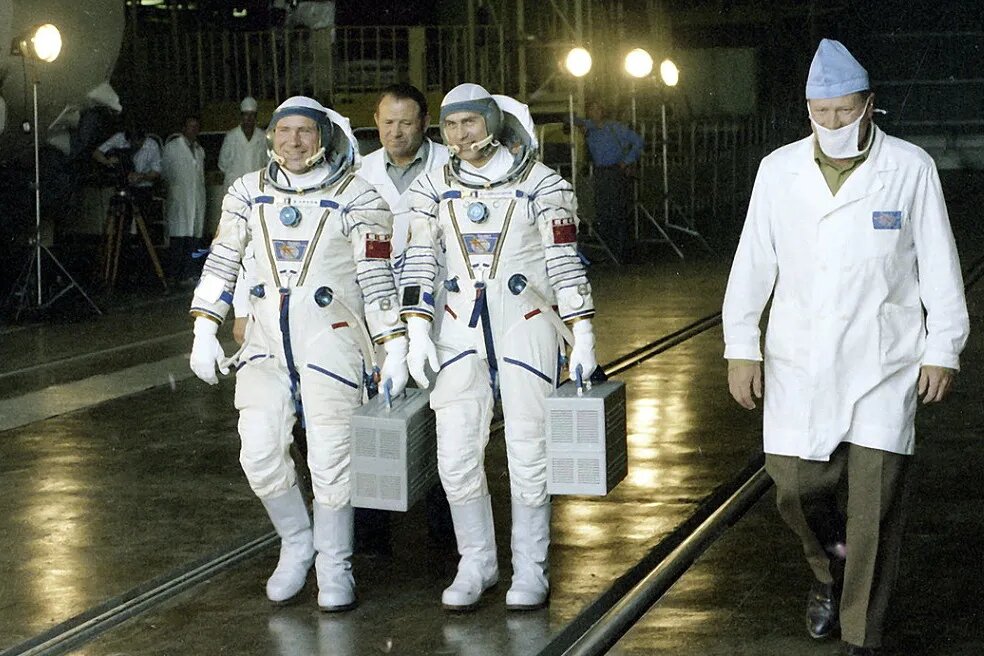 Владимир Ляхов и Александр Александров перед стартом корабля "Союз Т-9,  27 июня 1983 года. 