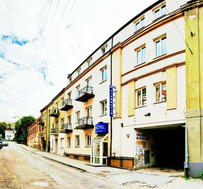 Фото с сайта отеля. Заходишь в подворотню и там дворик, с которого можно подняться на Привокзальную площадь.