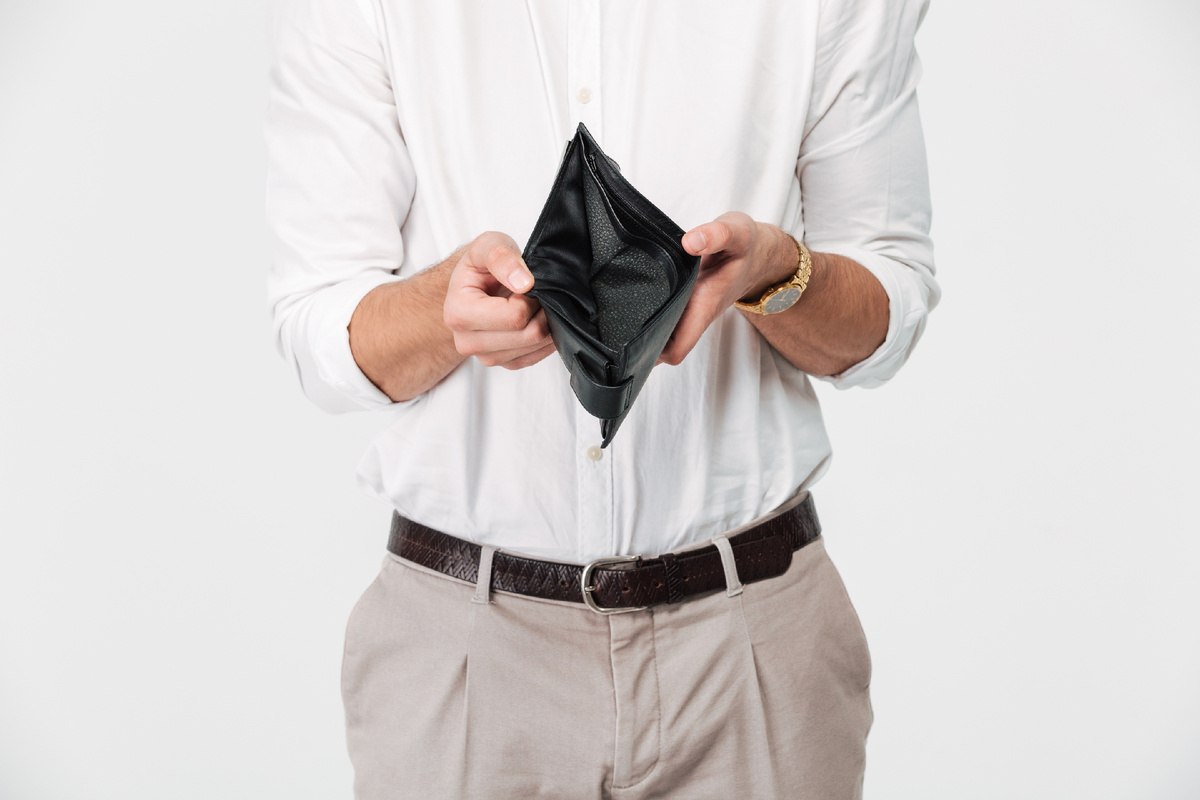 Image by drobotdean on Freepik (https://ru.freepik.com/free-photo/close-up-portrait-man-showing-empty-wallet_8077263.htm#fromView=search&page=1&position=1&uuid=038dcb38-73c1-497b-b8de-7657ca32b58a)