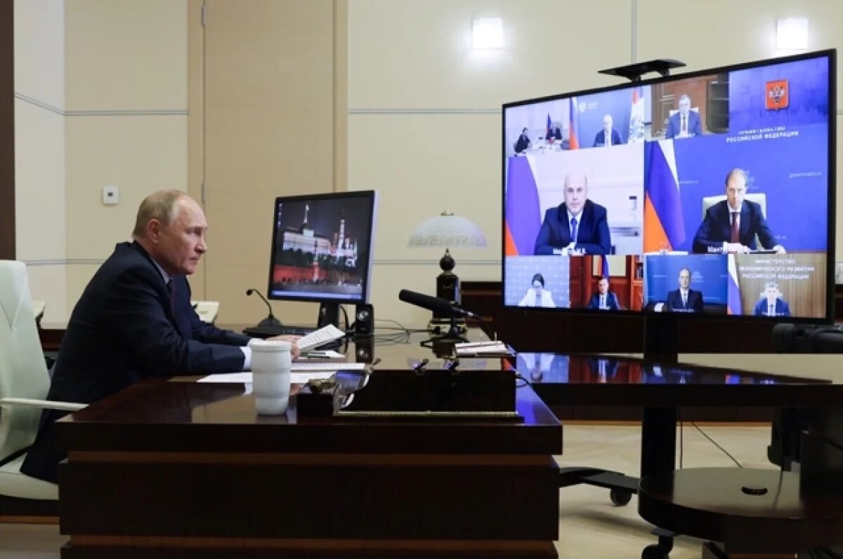    Президент РФ Владимир Путин в режиме видеоконференции проводит совещание по экономическим вопросам.