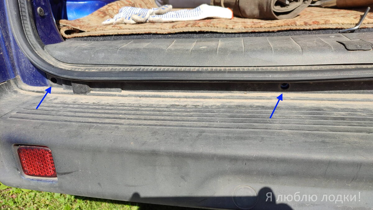 Бампер держится на 4-х винтах сверху, 2-х винтах снизу и 2-х саморезах снизу (галерея фото)