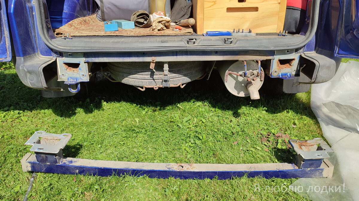 Усилитель снят, он крепился на шести болтах М8. Фланцы по периметру были проклеены герметиком, который держал очень крепко