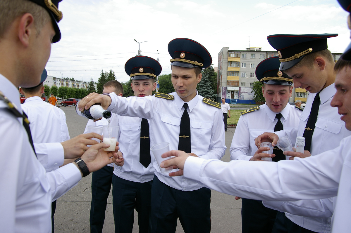 Утро уже офицеров, но лейтенантские погоны вручат только днём.