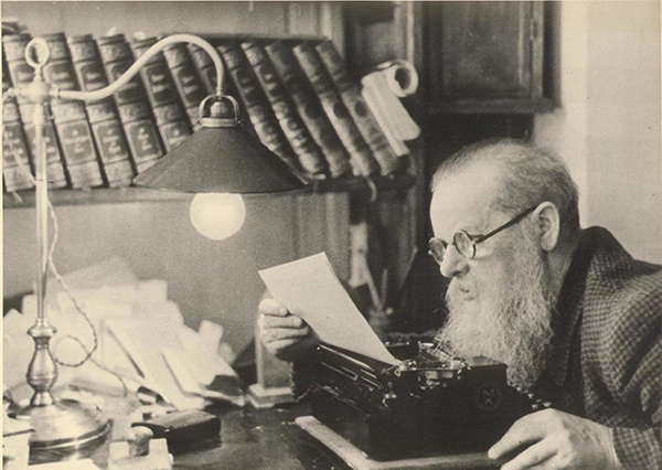 Павел Петрович Бажов за работой