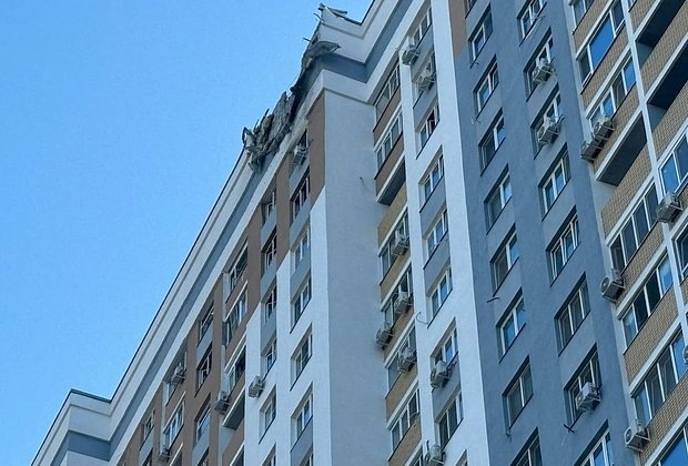    Последствия атаки дрона в Саратове. Фото: Roman Basurgin / Telegram / Reuters