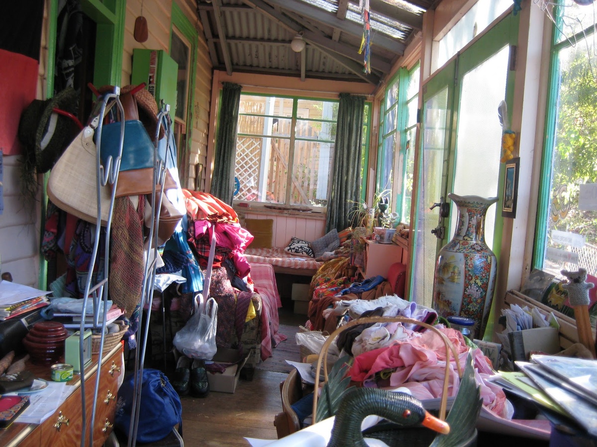 Почему люди хранят старые вещи?