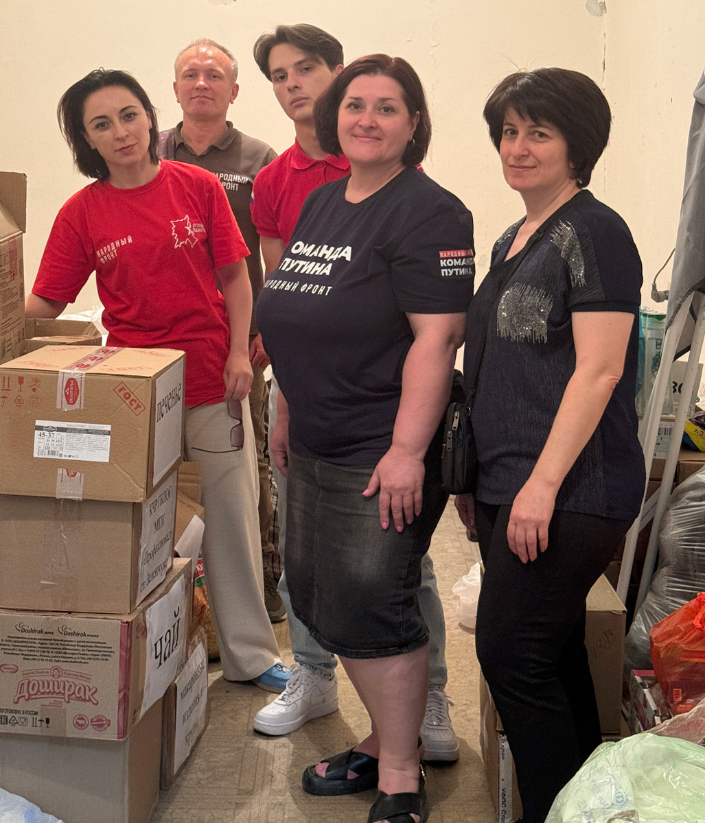 Команда регионального Народного фронта формирует очередной гуманитарный груз. Фото автора.