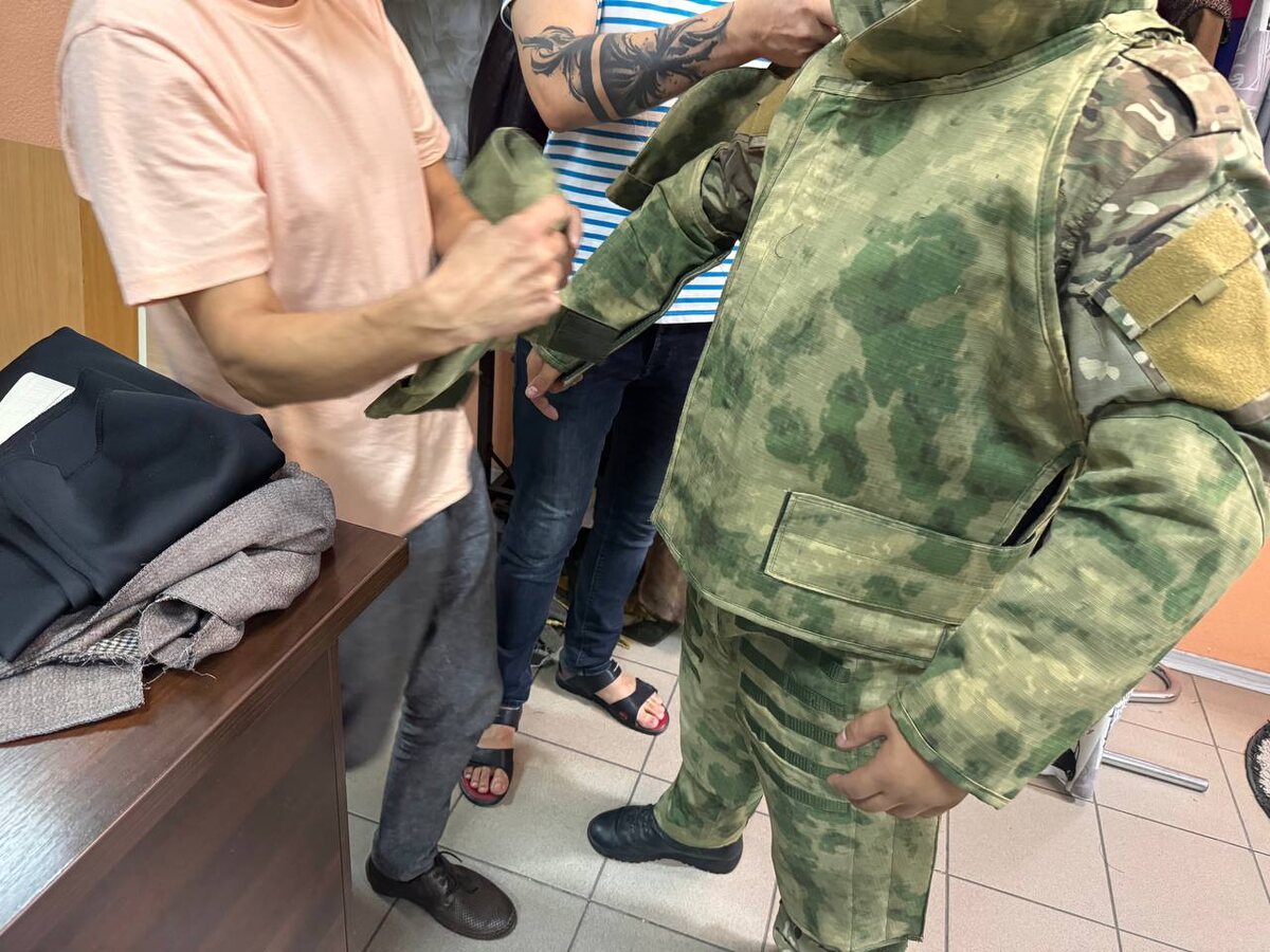 Как Илью Муромца наряжают: Финн показал особый антидроновый костюм для русской пехоты