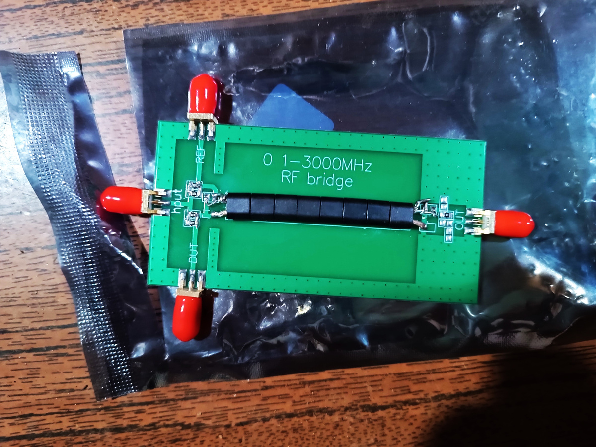 Рисунок 1. Внешний вид моста для измерения КСВ от китайских производителей (лицевая сторона).