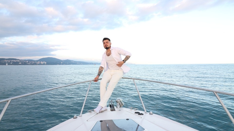    Корреспондент "КП" Олег Умаров катал девушек на яхте в Сочи и угощал чебуреками из местной лавки