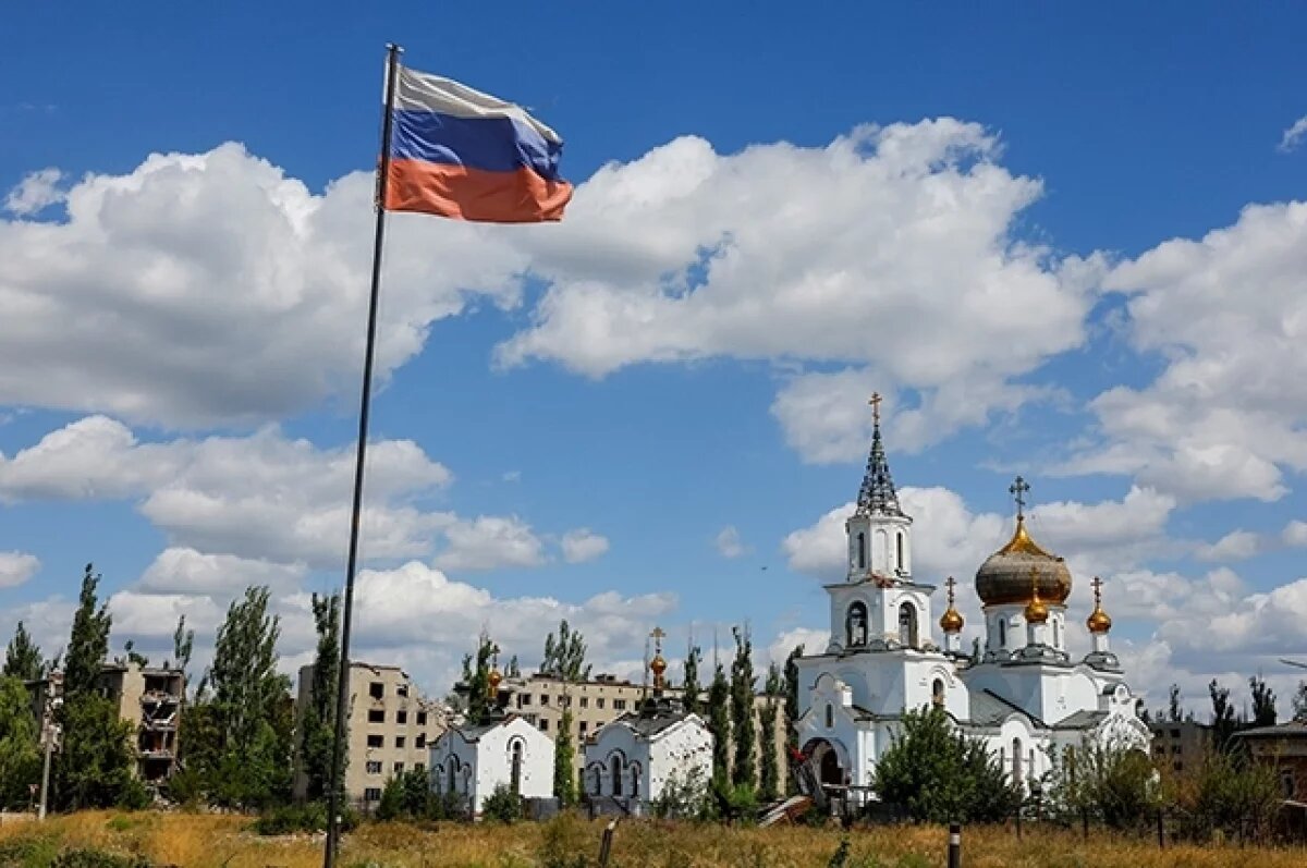    Российский флаг над Авдеевкой в Донецкой области.