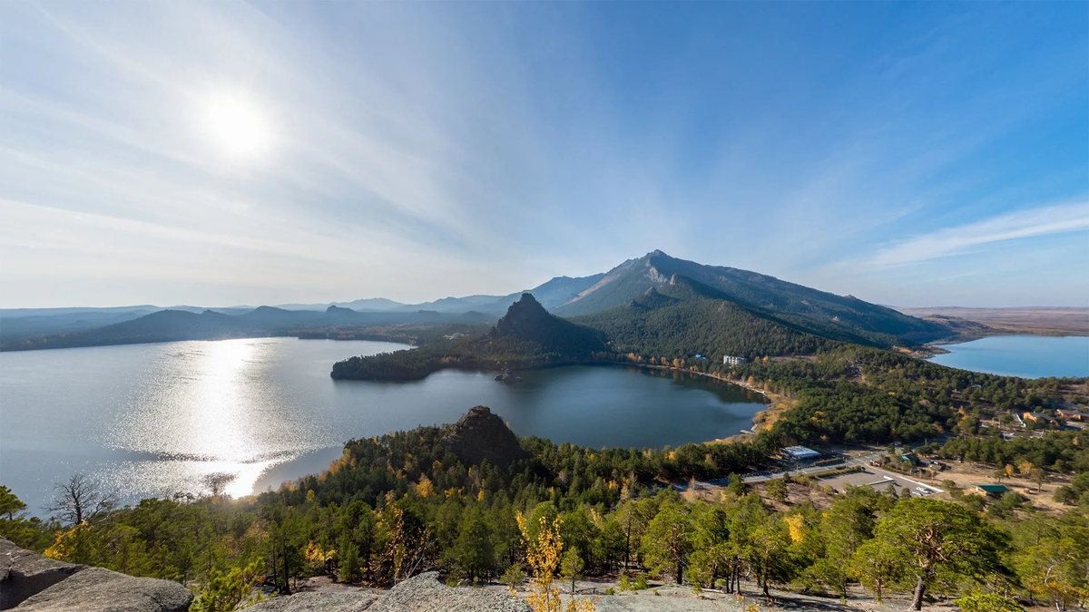 Озеро Бурабай / Боровое. Фото с сайта https://bangkokbook.ru/galereya/vidy-borovogo-kazahstan-82-foto.html. Взято с Яндекс.Картинки