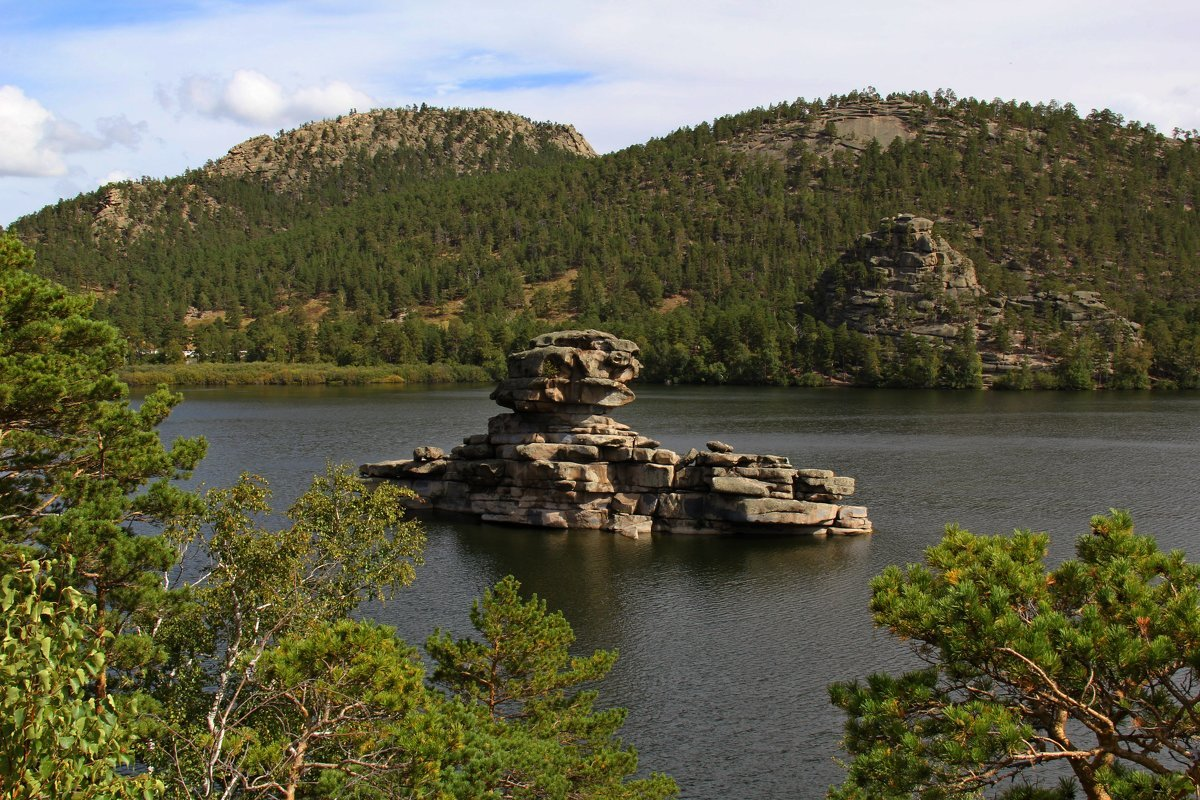 Скала Жумбактас. Фото с сайта https://happylove.top/34350-borovoe-kazahstan-turizm.html. Взято с Яндекс.Картинки