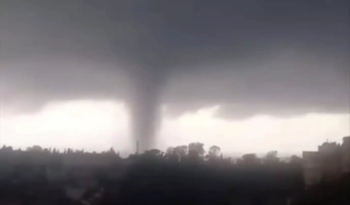 Скрин с видео смерча в Сочи. 