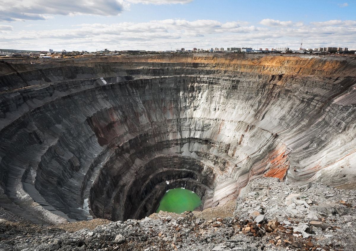 Рядом с карьером установлена смотровая площадка — рассматривать его лучше издалека. Приезжать сюда лучше летом. Точно не зимой: под слоем снега вряд ли удастся оценить инопланетную красоту рудника. Фото: zebra0209 / Shutterstock