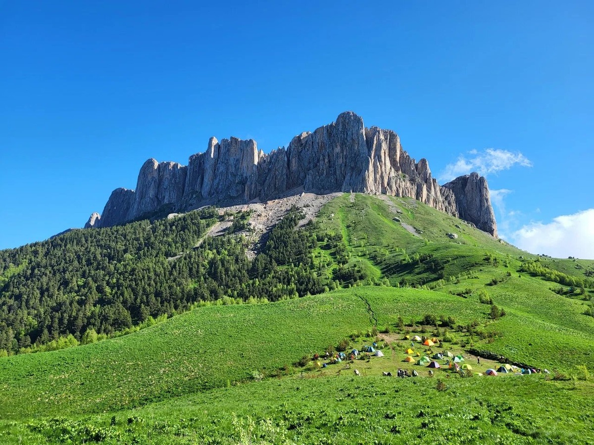 Большой Тхач — это не только горный массив, но и одноимённый природный парк, занесённый в список ЮНЕСКО. На его территории находятся 700-летние кавказские пихты. Здесь также живут серны, медведи, зубры, шакалы, волки и другие дикие животные. Фото: Александр Булыщенко / Яндекс Карты