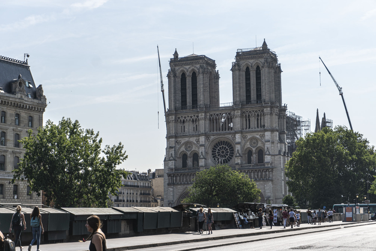 Нотр Дам смотрит на тебя, когда ты смотришь на него. 