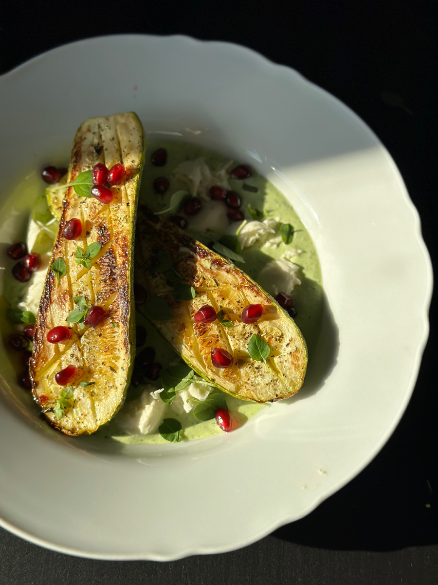 Кабачки с йогуртовым соусом