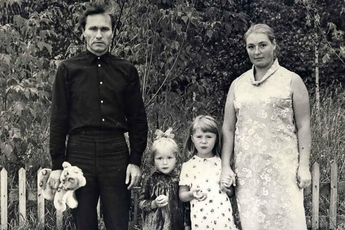 Ольга с сестрой Марией и родителями, семейное фото