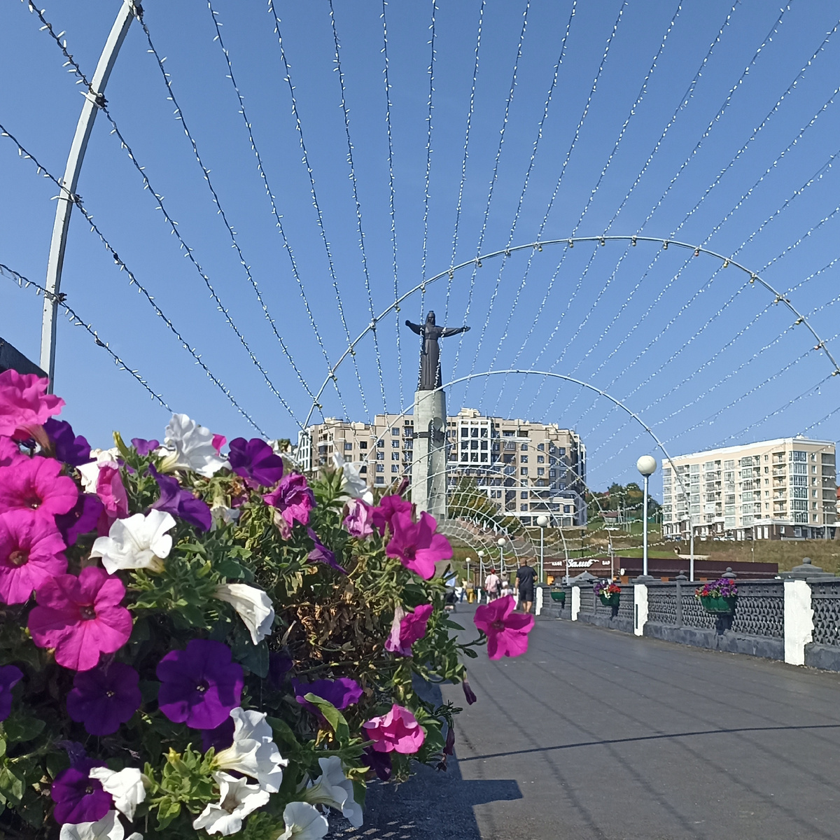 Вид на монумент со светого моста. 