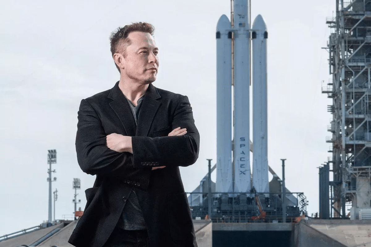    Илон Маск на фоне ракеты Falcon Heavy / © SpaceX.