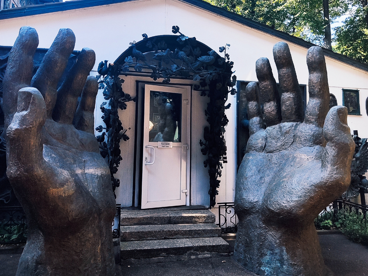 Вход в мастерскую Зураба Церетели. Все фото автора.