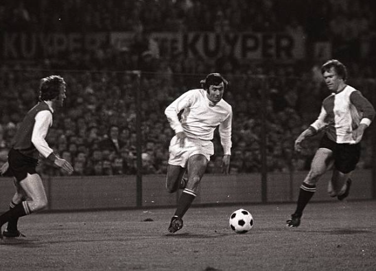 Шак Сварт в игре против "Фейеноорда", непримиримого соперника "Аякса" (1972 год)