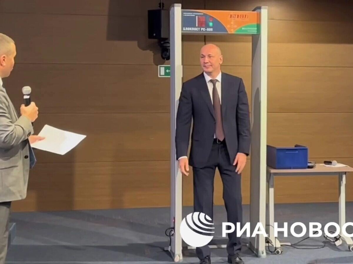    Проверка Главой Рособрнадзора металлодетектора, который стоит на пунктах сдачи ЕГЭ© РИА Новости