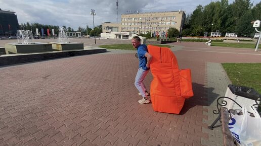 Огромный школьный рюкзак 🎒 к 1 сентября. Реакция прохожих на улице