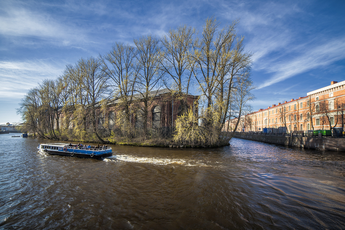 прокатиться мимо на кораблике - в самый раз)