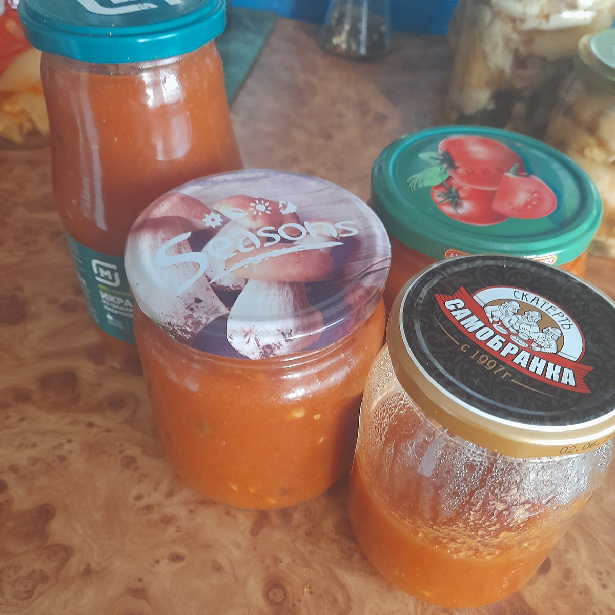 Одна не полная баночка,съем.Не очень красный