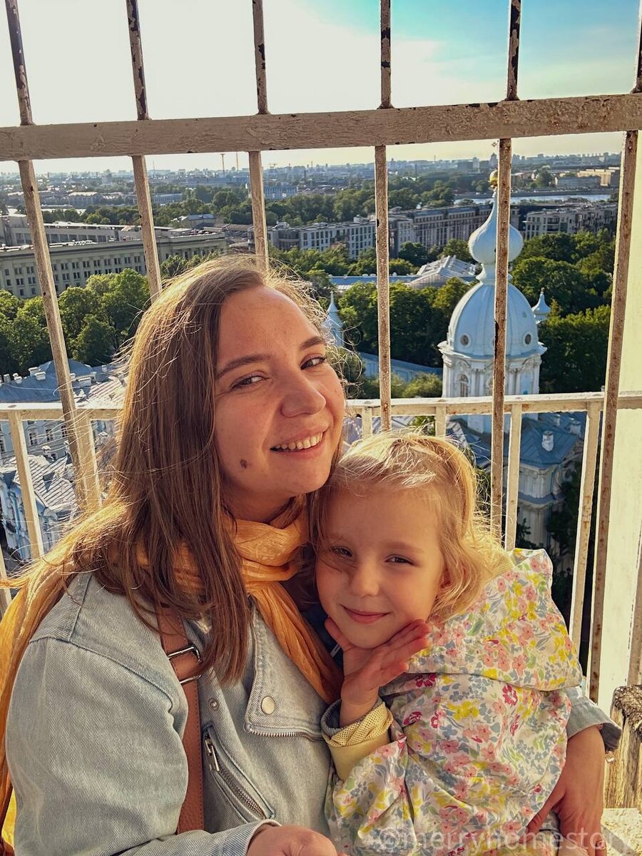 Я с дочкой на звоннице Смольного