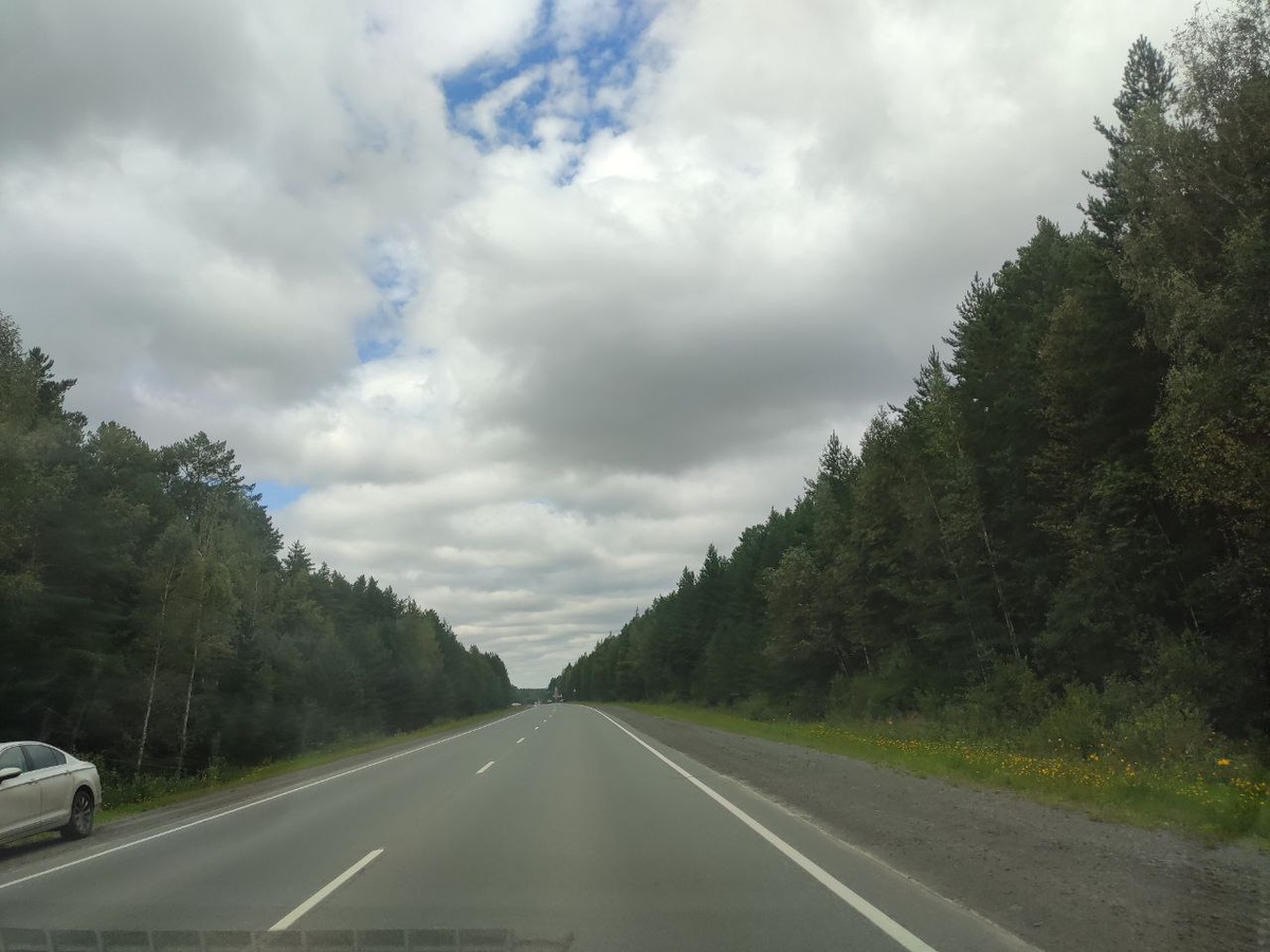 Это ещё трасса, рано утром ,красивые облака.