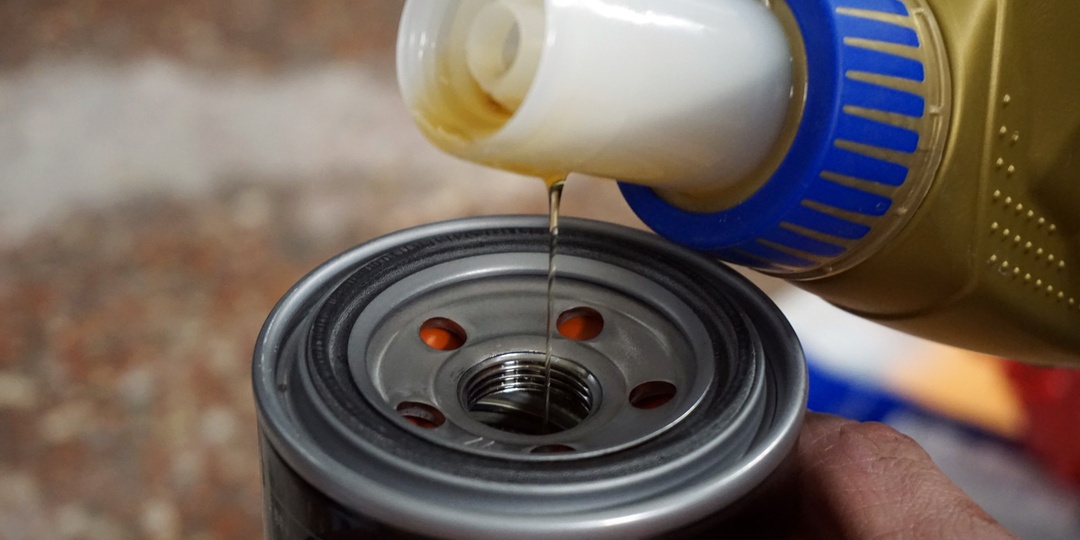 Нужно ли заливать масло в фильтр при замене, и в каких случаях это будет полезно