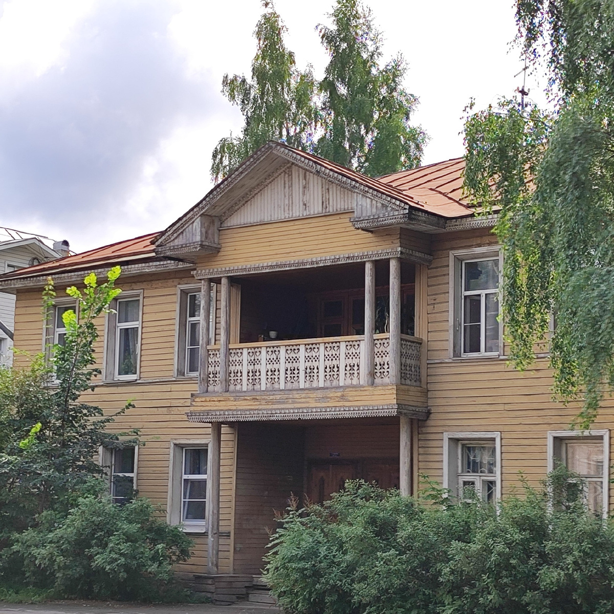 Резные вологодские дома. В части из них живут волгожане, где-то учреждения