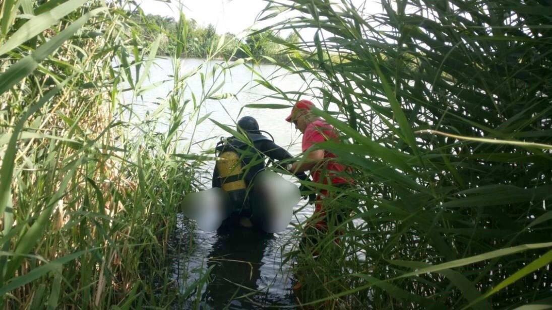    Утонувшую 11-летнюю девочку достают из пруда / © ЧП Пермь