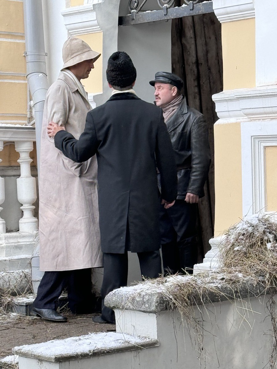 Великий князь Михаил Александрович (Иван Колесников), его секретарь и друг Николай Джонсон во время конфликта с чекистом Мясниковым. Впрочем, у чекиста Мясникова был конфликт и с Лениным, за что он будет расстрелян своими товарищами по партии. 