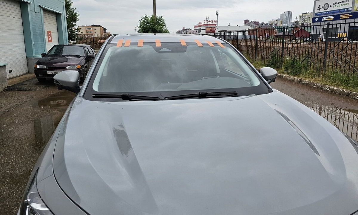 Автомобиль с новым лобовым стеклом