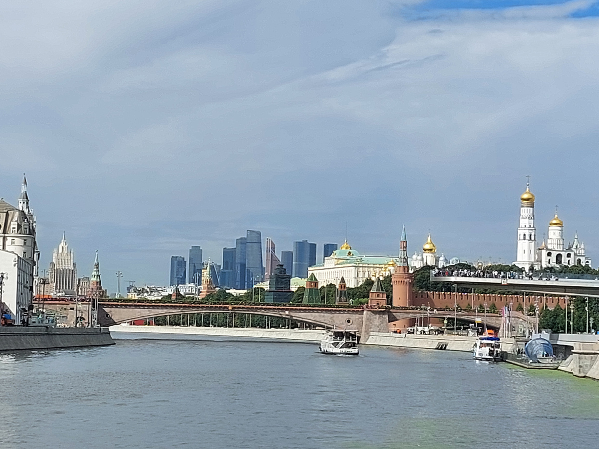 В какой реке плавают. Человек плывет по течению. В какой реке плавают. Заплыв в реке. Гарни река плавать.