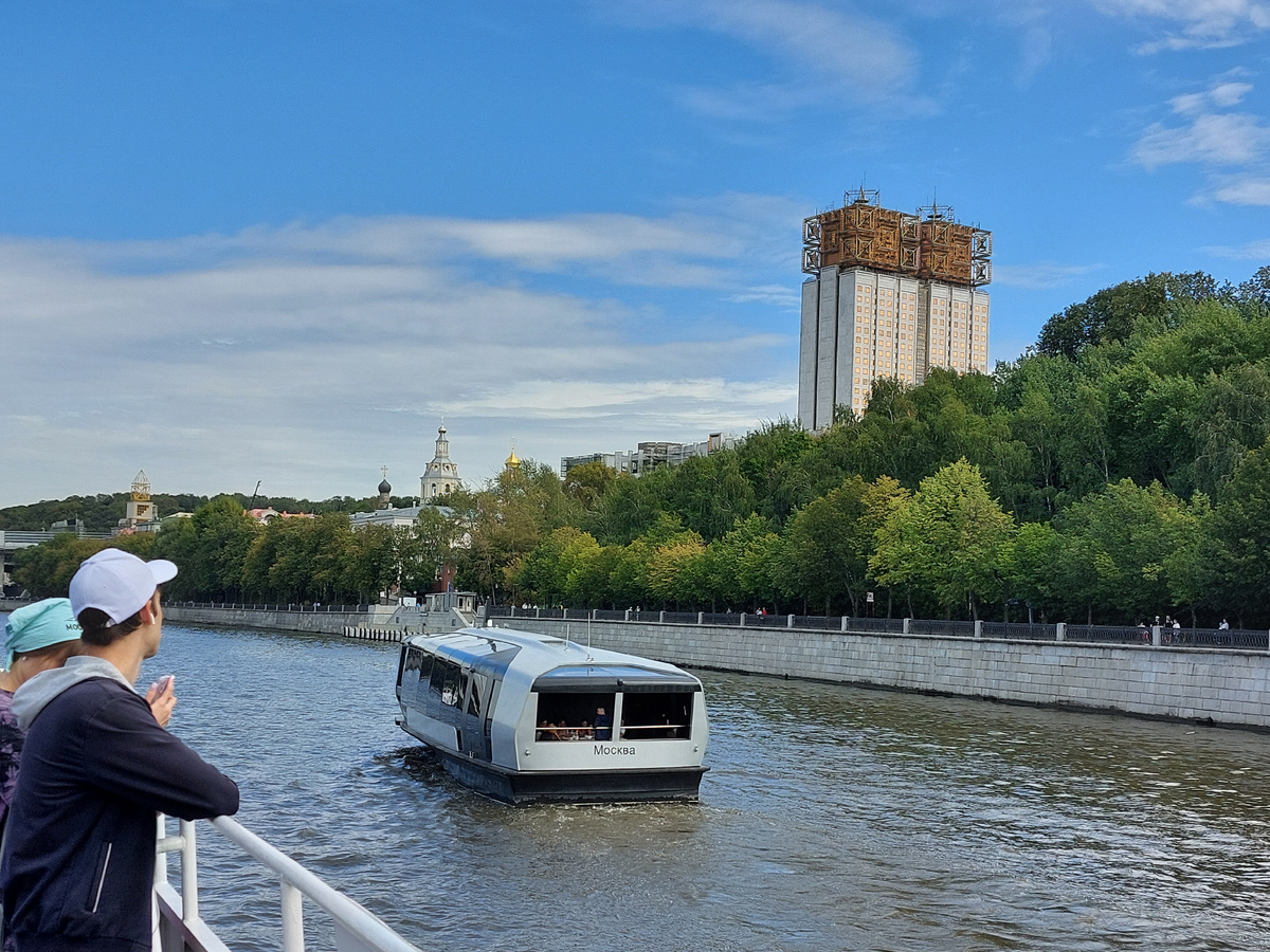 Плыли вниз по реке. Девушка в лодке. Плыли вниз по реке. Плыли вниз по реке. Лодка с веслами.
