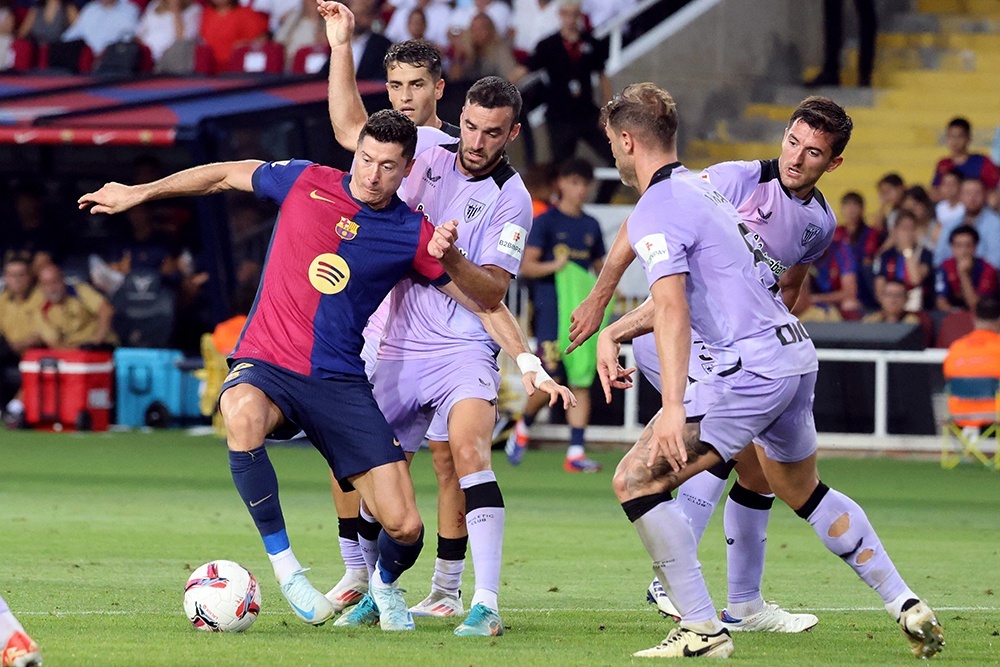    Российские зрители могут смотреть на игру звезд испанской Примеры по федеральному ТВ. / REUTERS