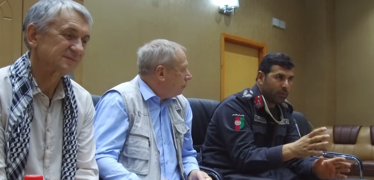 Офицер афганской полиции. Договариваемся о безопасности. Это было ещё до бегства американцев из Афганистана. 