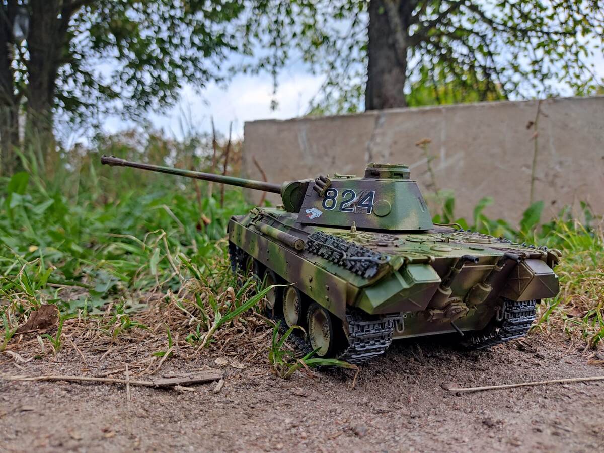 Немецкая Пантера. Первой моделькой был патриотично выбран наш Т-34, но прислали её. Сын погоревал, но "нужно знать хоть примерно, как устроен противник".