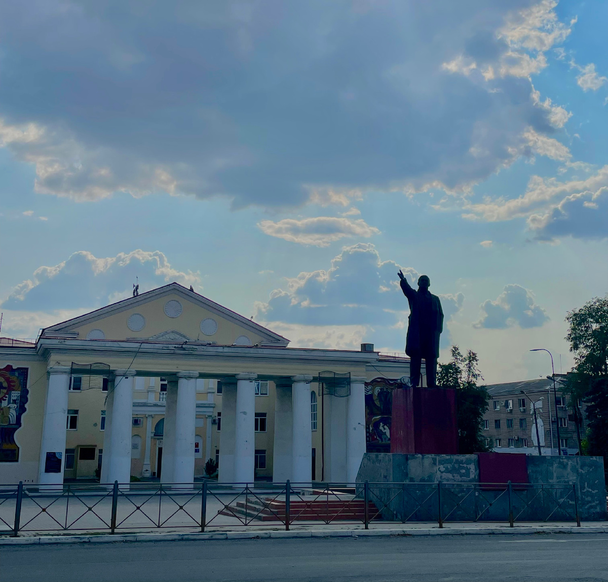 Памятник Ленину и ДК. Авторская съемка