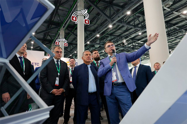    Рустам Минниханов открыл Татарстанский нефтегазохимический форум, который проходит в МВЦ «Казань Экспо».   
Фото: Андрей Титов