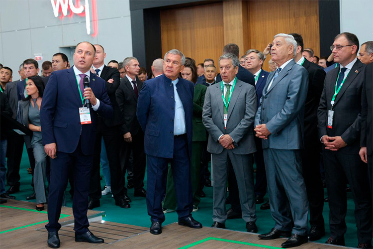    Илшат Салахов презентовал уже известный нашим читателям проект по производству терефталевой кислоты (ТФК) и полиэтилентерефталата (ПЭТФ).   
Фото: Андрей Титов