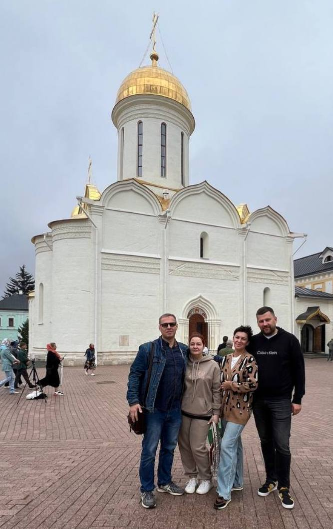 Свято-Троицкая Сергиева Лавра. На сакральном месте, перед Свято-Троицкой церковью, построенной Преподобным Сергием Радонежским, мощи которого там и покоятся. 
Наша команда медиумов-экстрасенсов-целителей: мы с Алесей и нашими Друзьями, учениками, единомышленниками Сергеем и Мариной, август 2024. 