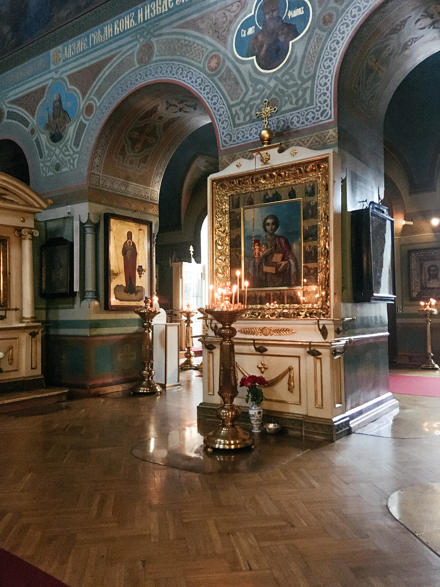 Храм Смоленской иконы Божией Матери внутри.
